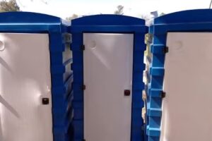 Minicargadora y ba&ntilde;os qu&iacute;micos MAREA ALTA