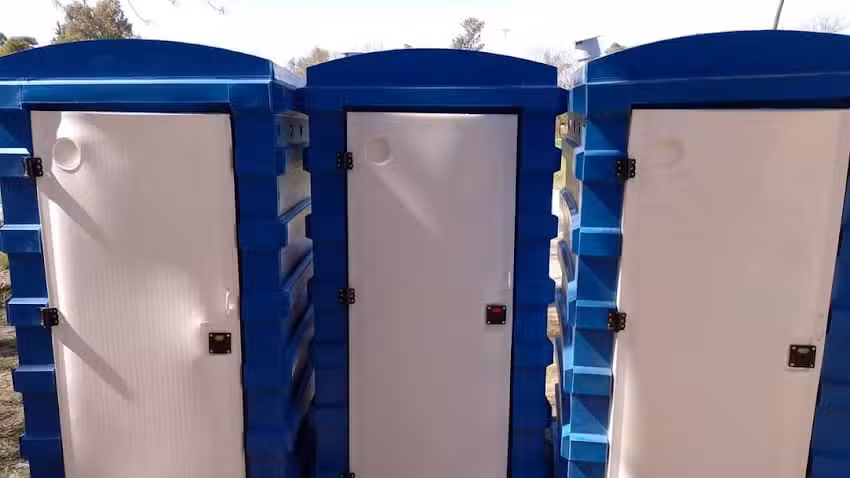 Minicargadora y ba&ntilde;os qu&iacute;micos MAREA ALTA