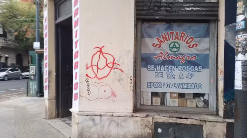 Sanitarios La Plaza S.R.L.