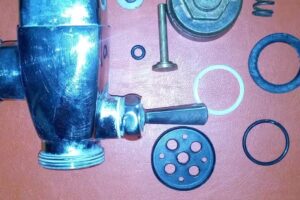 V&aacute;lvulas descarga de inodoro, reparaci&oacute;n, plomer&iacute;a