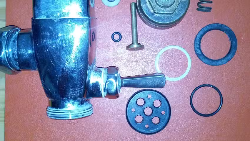 V&aacute;lvulas descarga de inodoro, reparaci&oacute;n, plomer&iacute;a
