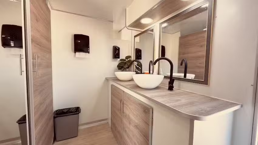 Velvet Ba&ntilde;os Vip